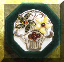 AM64BroochBasket.jpeg (50645 bytes)